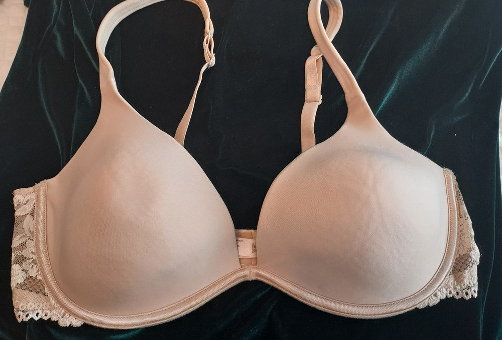 Victoria Secret size 38D Underwire lightly padded stretch lace sides plunge adj